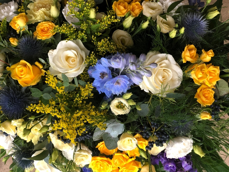 Coffin spray :  Blue, yellow and Ivory